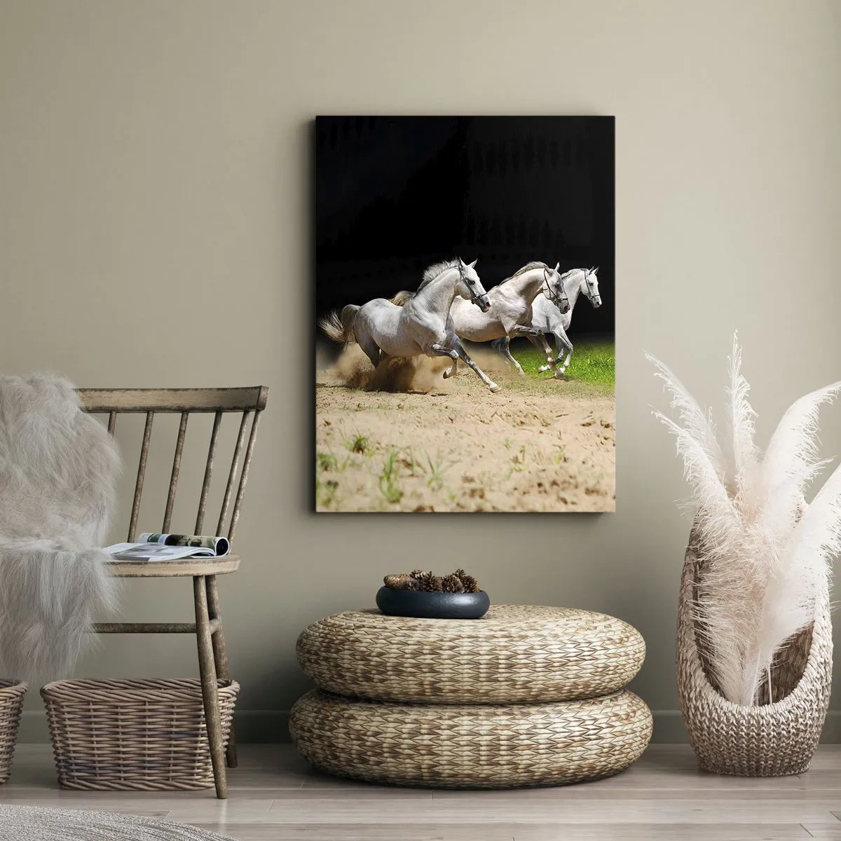 Obraz na płótnie - Galopujące białe konie na tle czerni i piasku - 50x70cm - Trzy Gracje - Nowoczesna dekoracja ścienna do salonu, kuchni i sypialni ARTTOR