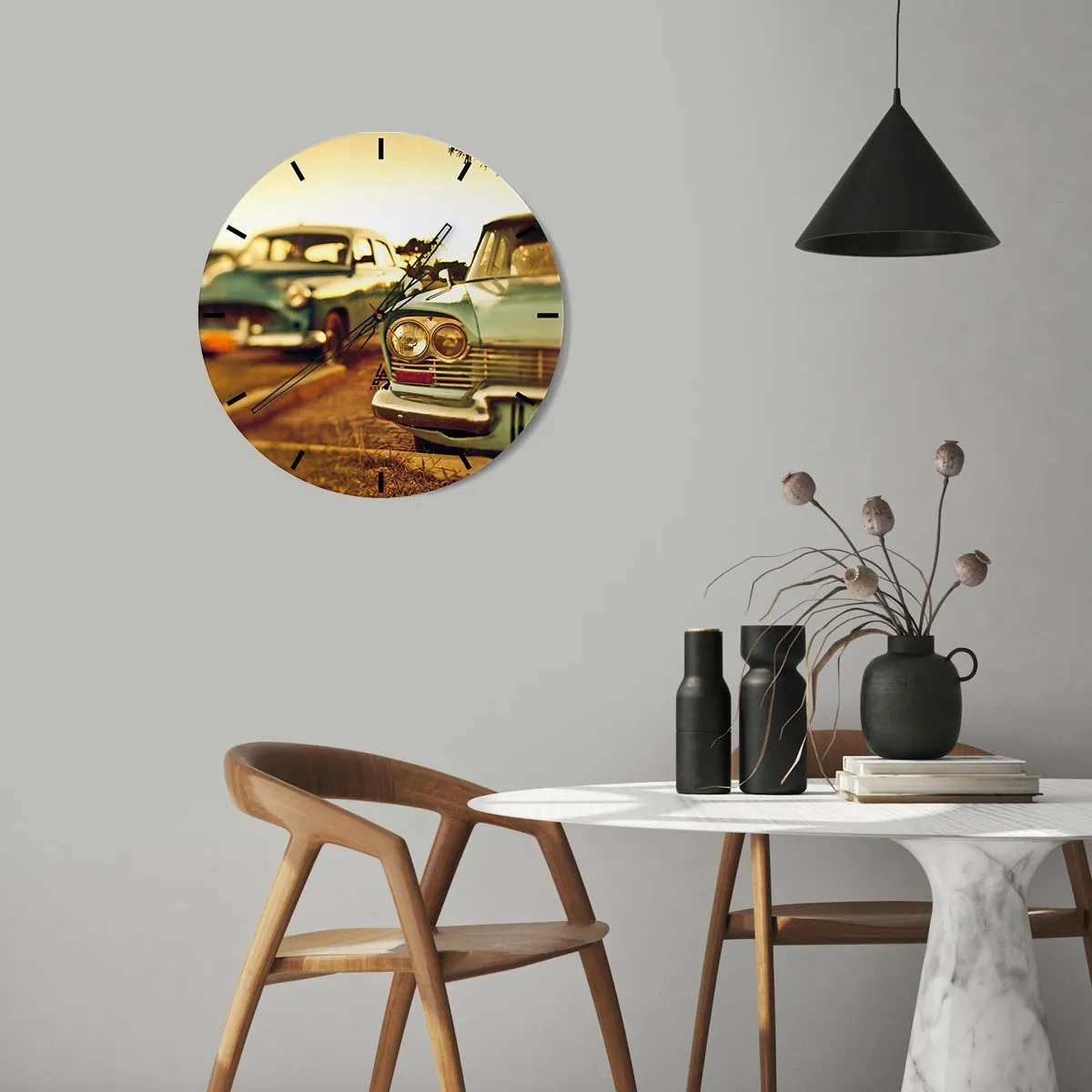 Zegar ścienny - Dwa klasyczne samochody w stylu retro na tle zachodu słońca - 30x30cm - Poczekamy, zobaczymy - Nowoczesna dekoracja ścienna do salonu, kuchni i sypialni ARTTOR