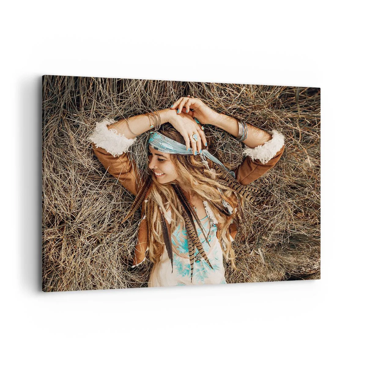 Obraz na płótnie - Kobieta w stylu boho leżąca na sianie - 100x70cm - W drodze do lata miłości - Nowoczesna dekoracja ścienna do salonu, kuchni i sypialni ARTTOR