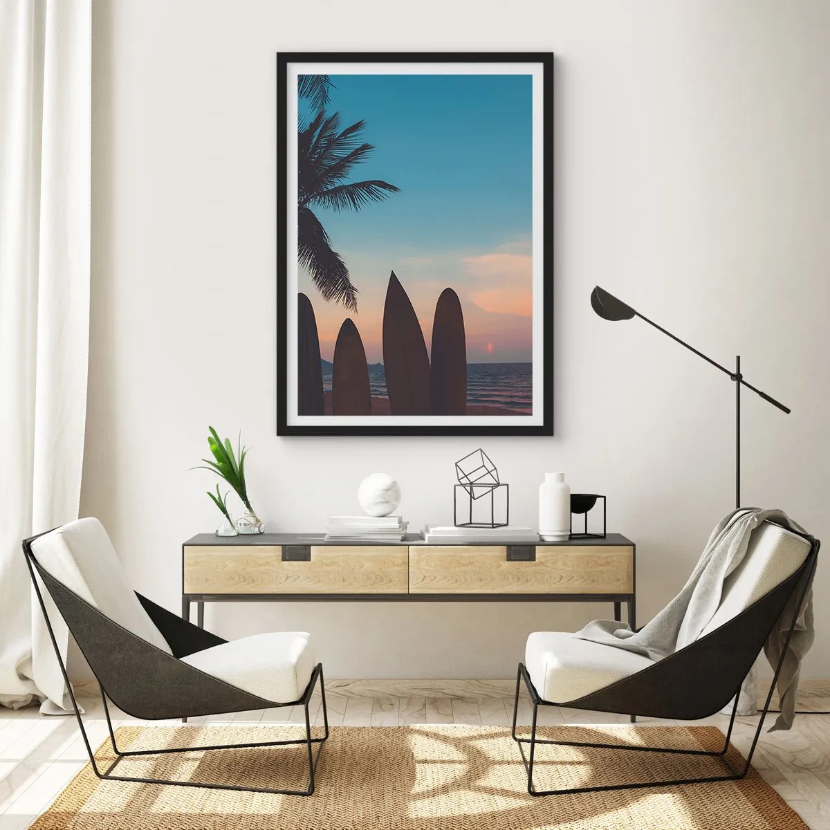 Plakat w czarnej ramie - Deski surfingowe na plaży w tle zachód słońca i palmy - 50x70cm - Jutro też będzie zabawa - Nowoczesna dekoracja ścienna do salonu i sypialni ARTTOR