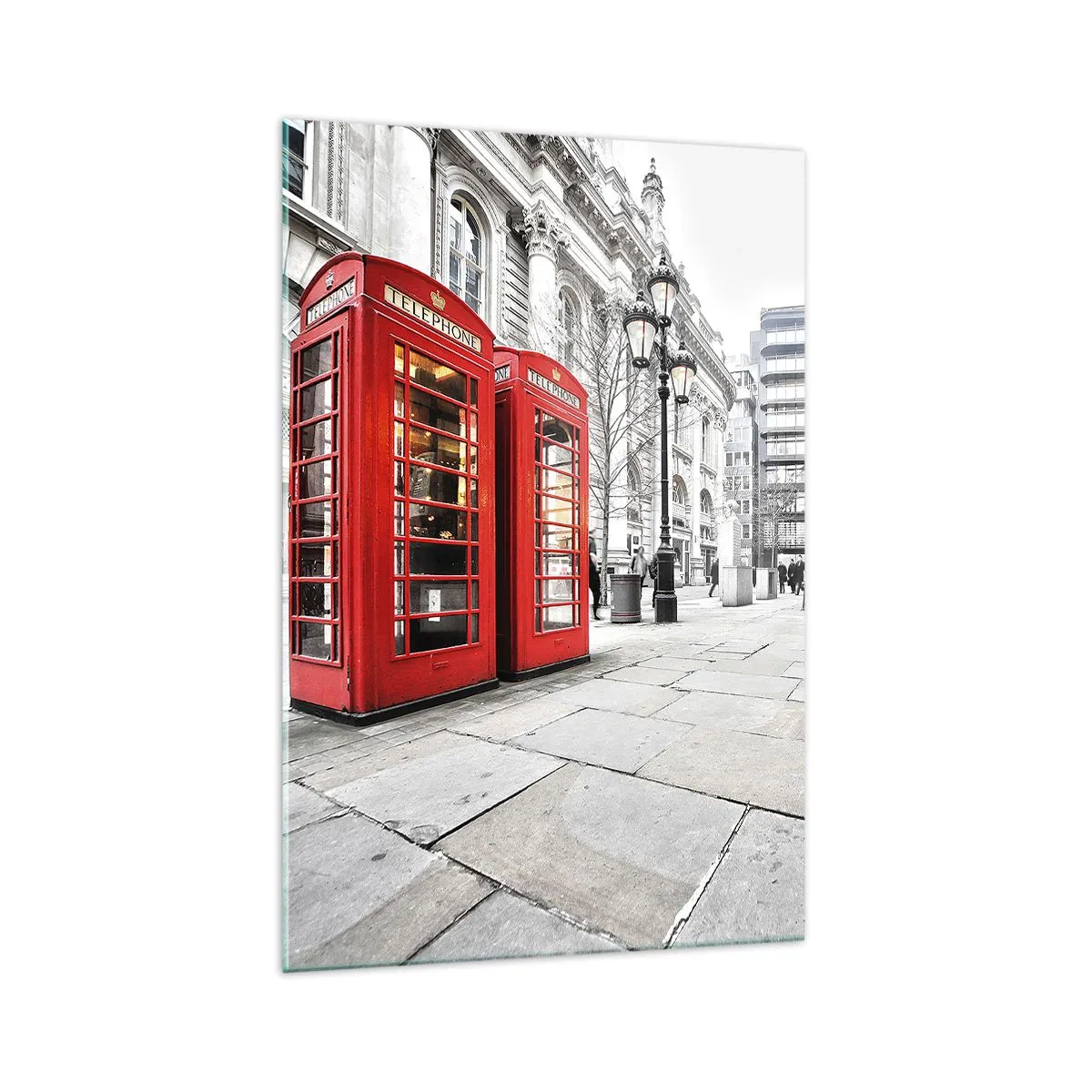Obraz na szkle - Czerwone budki telefoniczne na tle miejskiego krajobrazu - 70x100cm - Welcome to London - Nowoczesna dekoracja ścienna do salonu i sypialni ARTTOR
