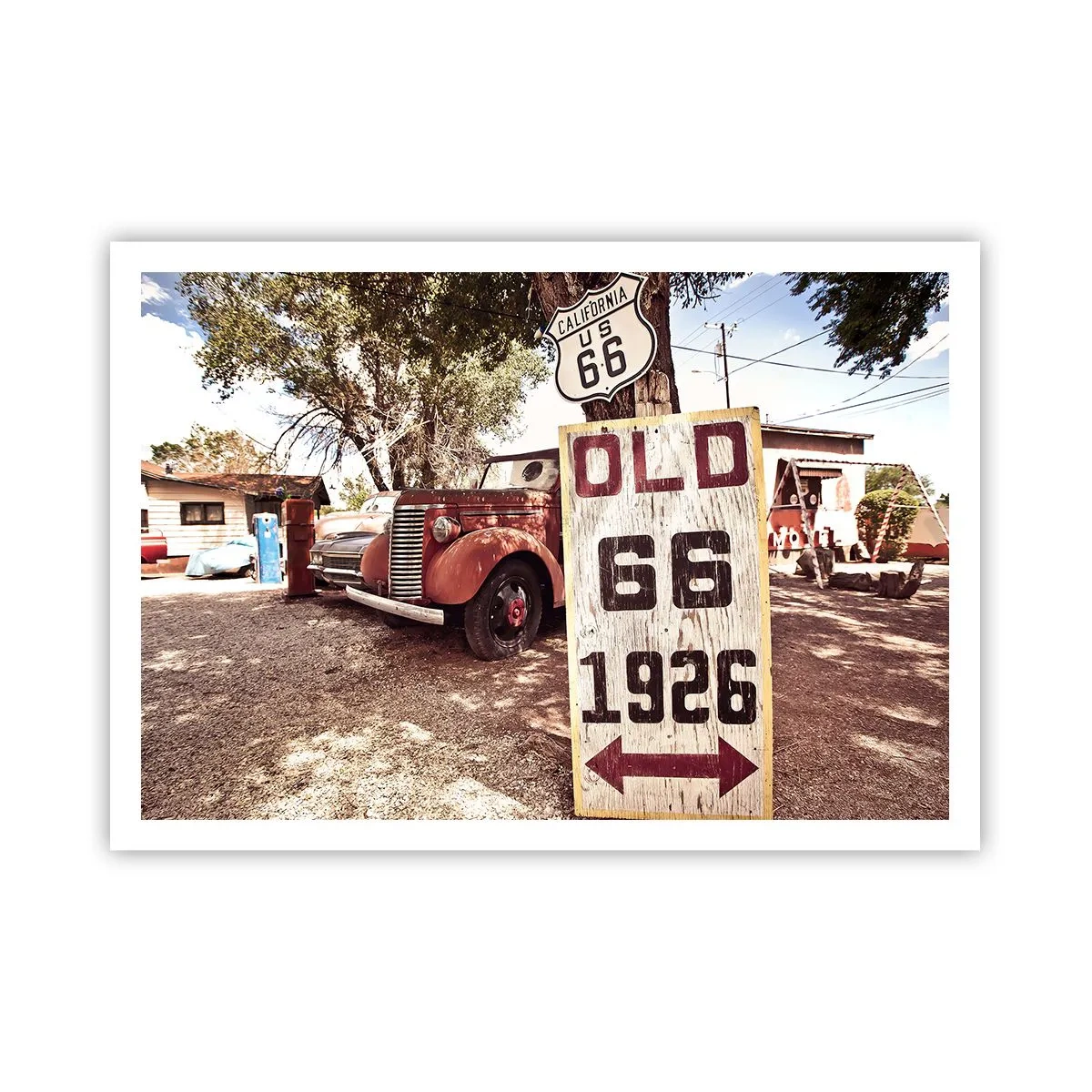 Plakat - Retro samochód i znak Route 66 w rustykalnym otoczeniu - 100x70cm - Legenda amerykanskiej prowincji - Nowoczesna dekoracja ścienna do salonu i sypialni ARTTOR