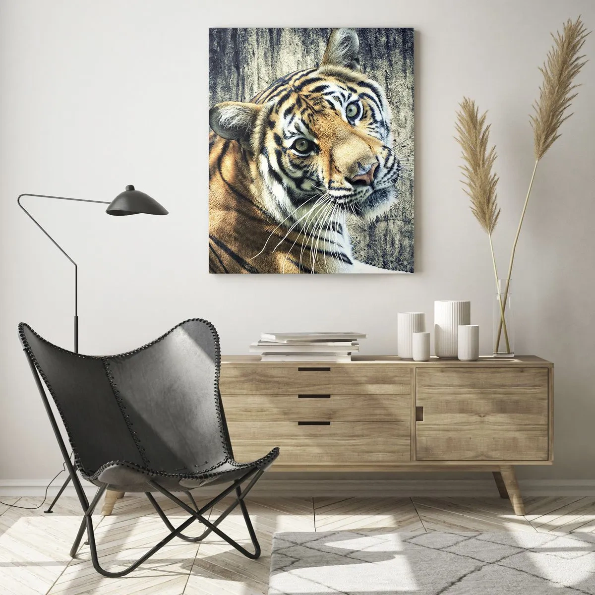 Obraz na szkle - Tygrys w naturalnej pozie na tle surowej ściany - 50x70cm - Portret w strugach światła - Nowoczesna dekoracja ścienna do salonu, kuchni i sypialni ARTTOR