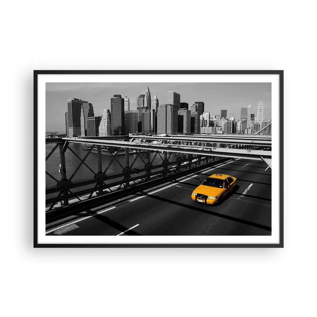 Plakat w czarnej ramie - Żółta taksówka na moście z panoramą Nowego Jorku - 100x70cm - Kolor wielkiego miasta - Nowoczesna dekoracja ścienna do salonu i sypialni ARTTOR