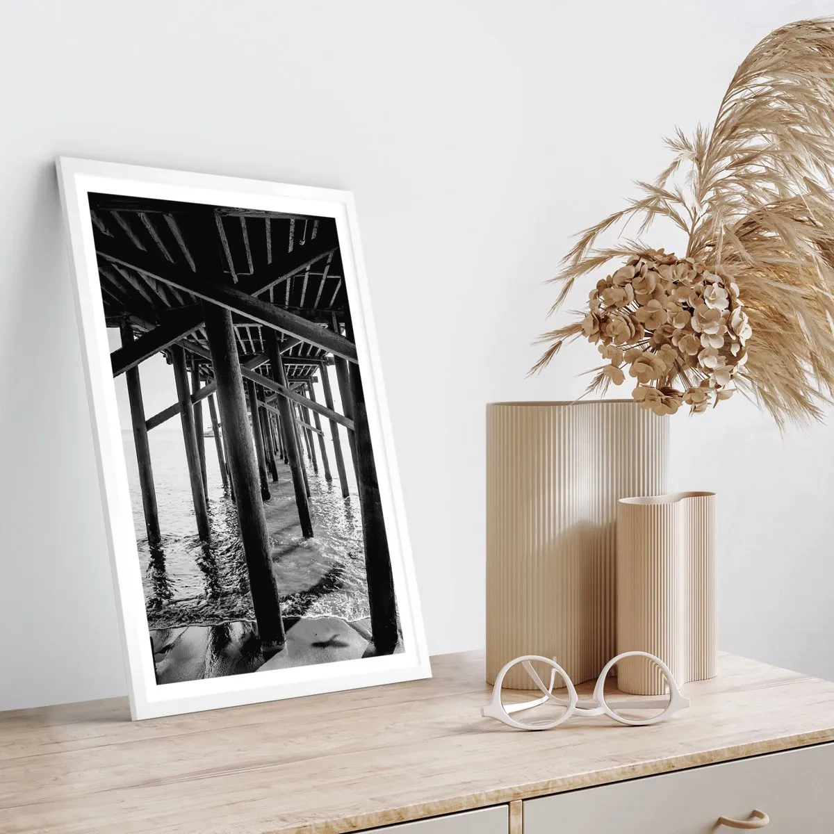 Plakat w białej ramie - Plażowa kryjówka - 70x100 cm