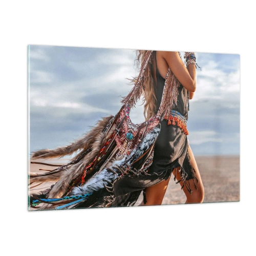 Obraz na szkle - Kobieta w stylu boho z piórami i ozdobami na tle pustyni - 120x80cm - Dziewczyna szamana - Nowoczesna dekoracja ścienna do salonu, kuchni i sypialni ARTTOR