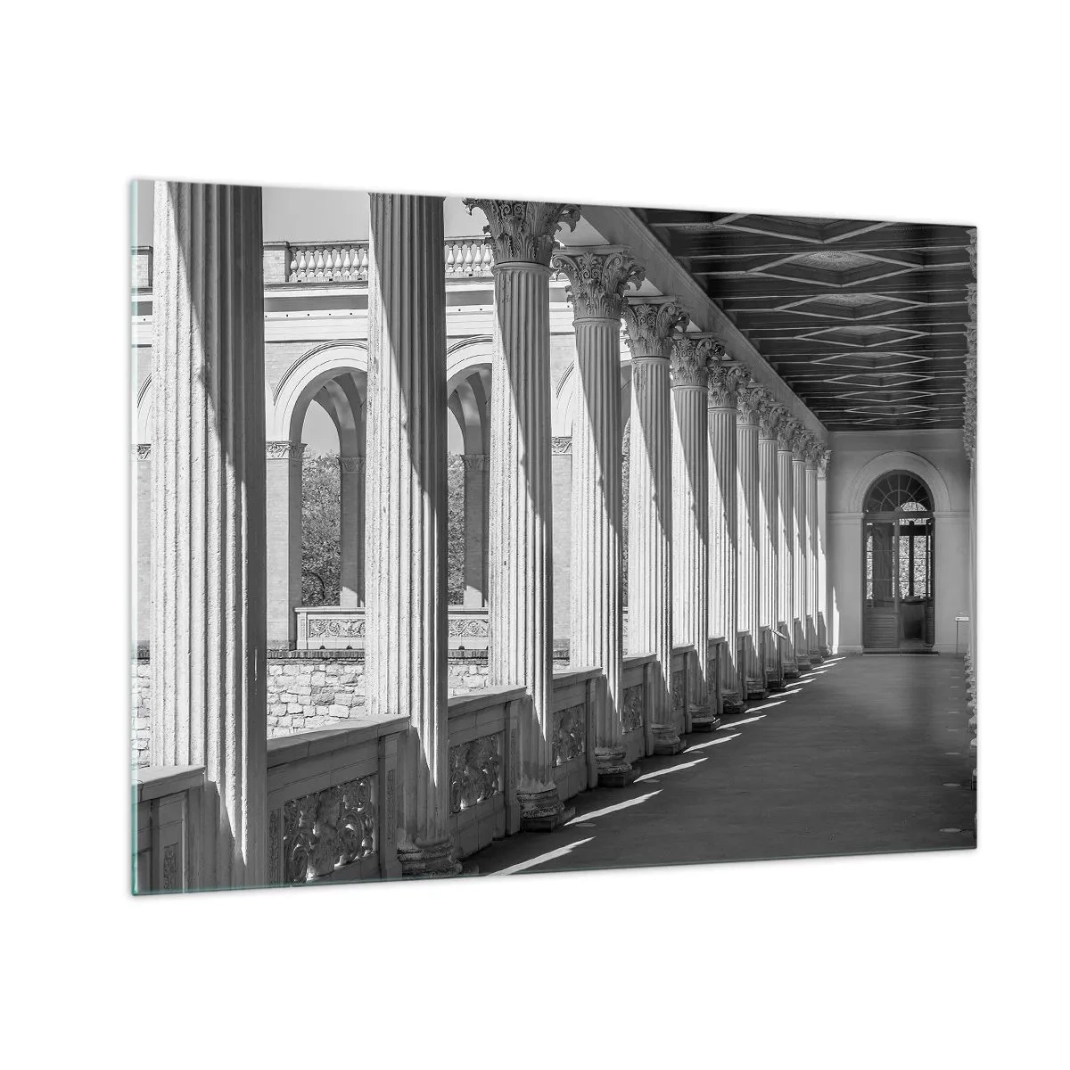 Obraz na szkle - Czarno-biała kolumnada z rytmiczną grą światła i cienia - 70x50cm - Słoneczna arkada - Nowoczesna dekoracja ścienna do salonu i sypialni ARTTOR