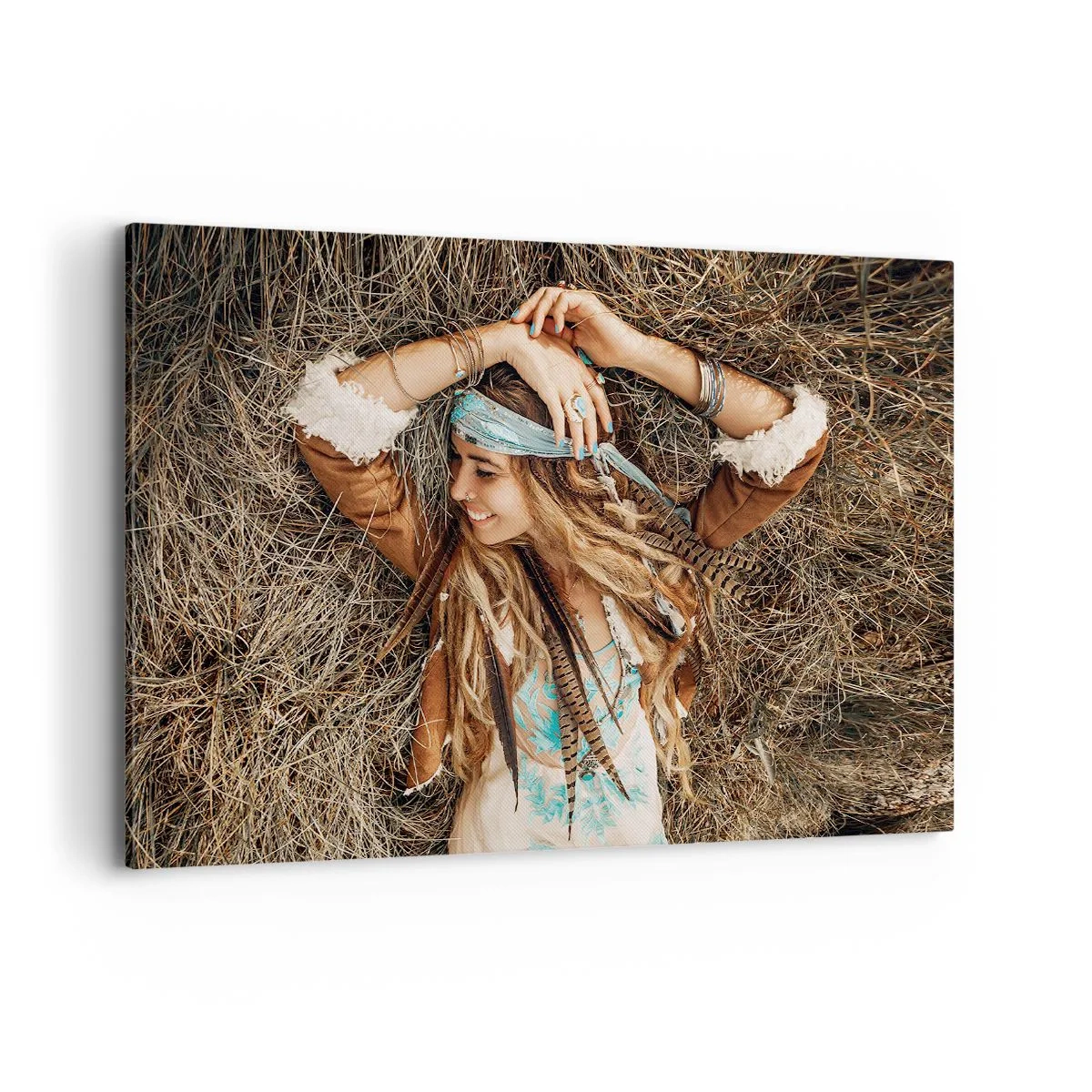 Obraz na płótnie - Kobieta w stylu boho leżąca na sianie - 120x80cm - W drodze do lata miłości - Nowoczesna dekoracja ścienna do salonu, kuchni i sypialni ARTTOR