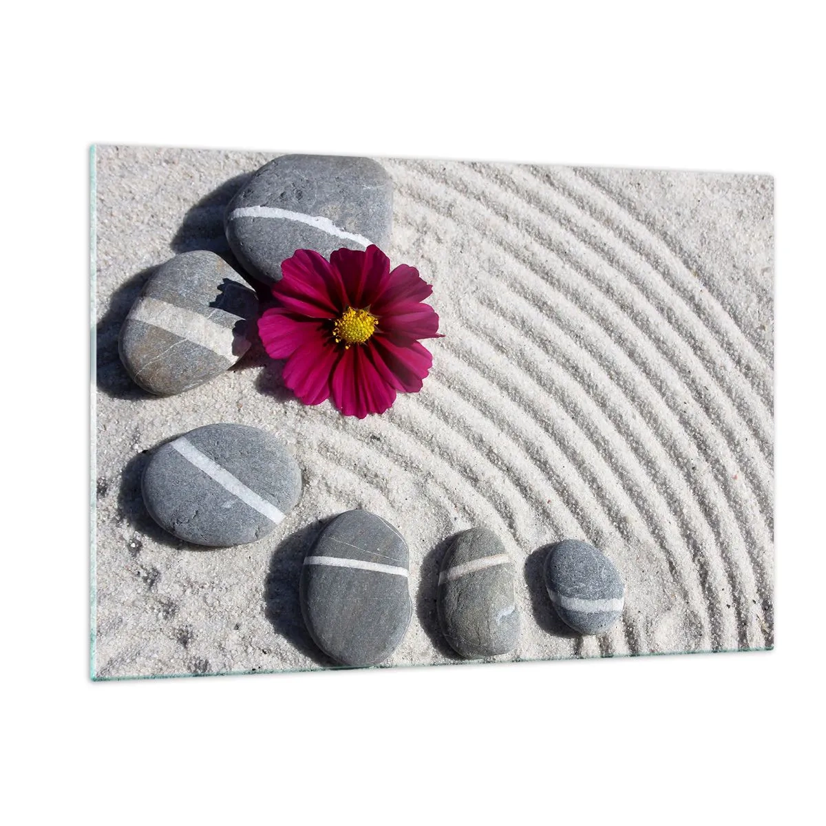 Obraz na szkle - Kamienie z białymi paskami i fioletowy kwiat na piasku w stylu zen - 120x80cm - Energia i spokój magicznego kręgu natury - Nowoczesna dekoracja ścienna do salonu, kuchni i sypialni ARTTOR
