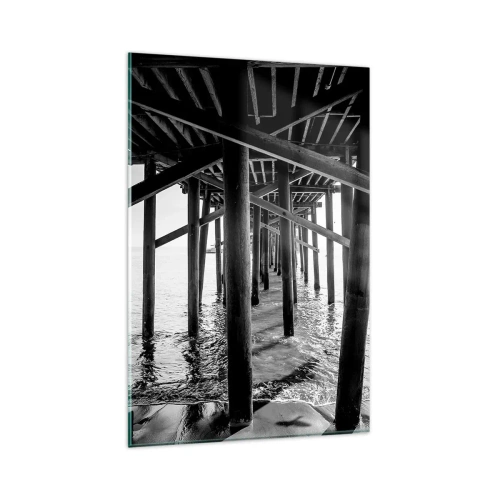 Obraz na szkle - Czarno-biała fotografia drewnianej konstrukcji mola nad wodą - 80x120cm - Plażowa kryjówka - Nowoczesna dekoracja ścienna do salonu i sypialni ARTTOR