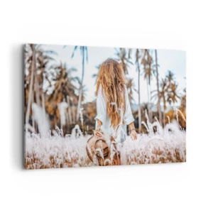Obraz na płótnie - Kobieta w polu traw z palmami w tle o zachodzie słońca - 120x80cm - Zrodzona z puchu traw - Nowoczesna dekoracja ścienna do salonu, kuchni i sypialni ARTTOR