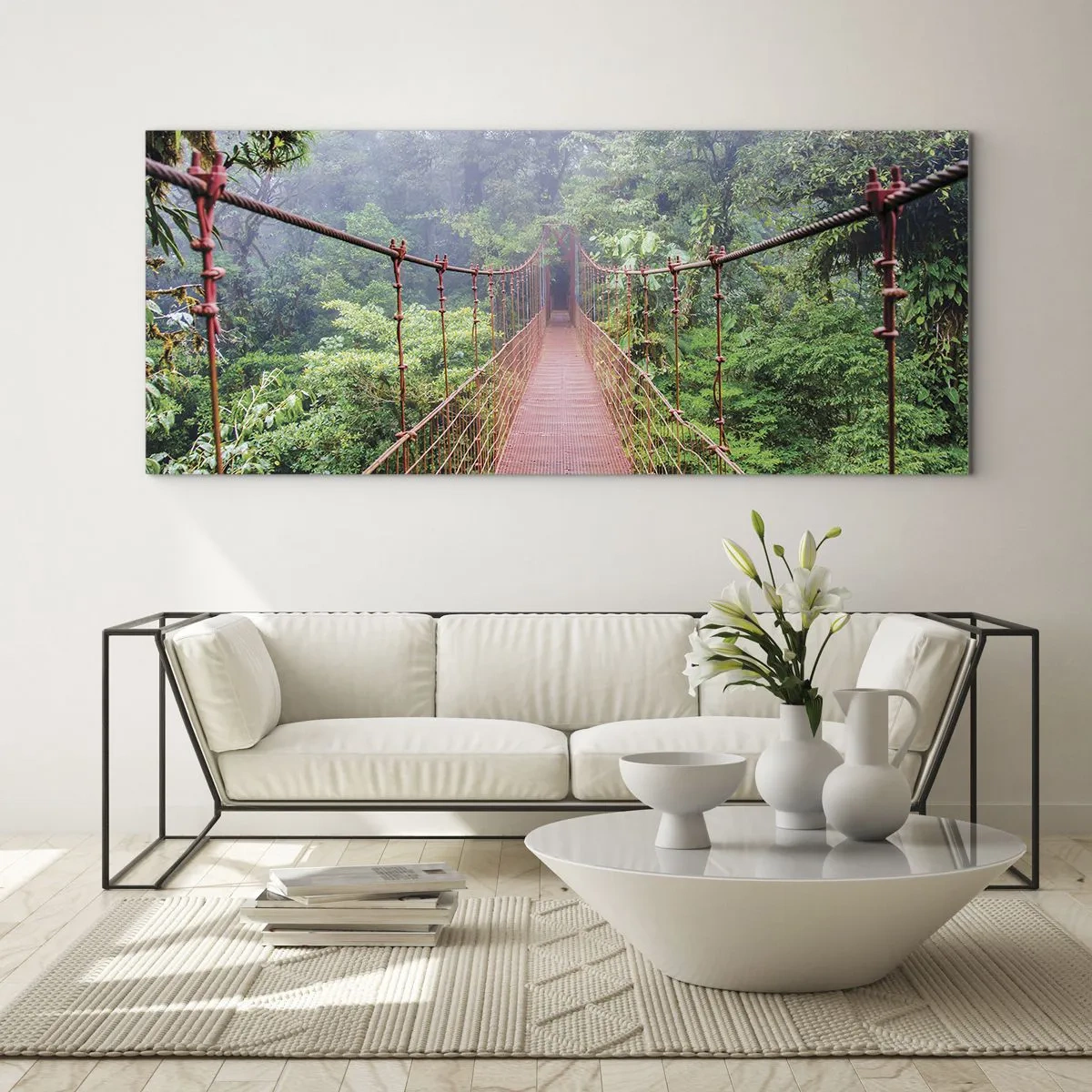 Obraz na szkle - Most wiszący w tropikalnej dżungli otoczony mgłą - 120x50cm - Zawieszony nad koronami - Nowoczesna dekoracja ścienna do salonu i sypialni ARTTOR