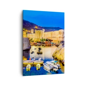 Obraz na płótnie - Zabytkowy port nocą z podświetlonymi murami - 50x70cm - Rozświetlona noc nad Adriatykiem - Nowoczesna dekoracja ścienna do salonu, kuchni i sypialni ARTTOR