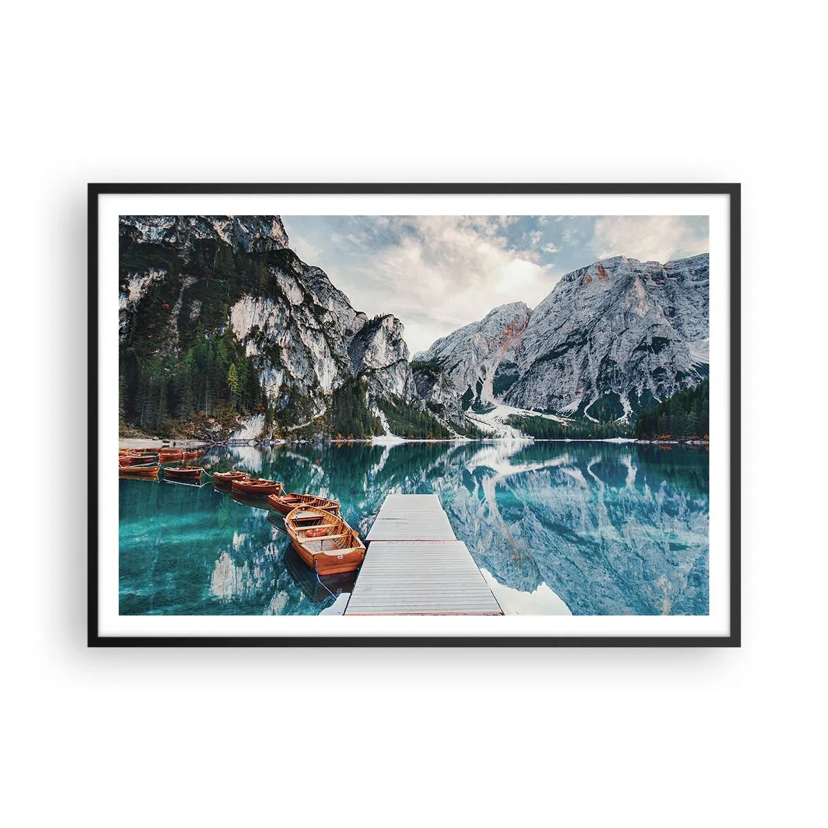 Plakat w czarnej ramie - Jezioro z łodziami otoczone górami - 100x70cm - Pokażemy ci piękno - Nowoczesna dekoracja ścienna do salonu i sypialni ARTTOR