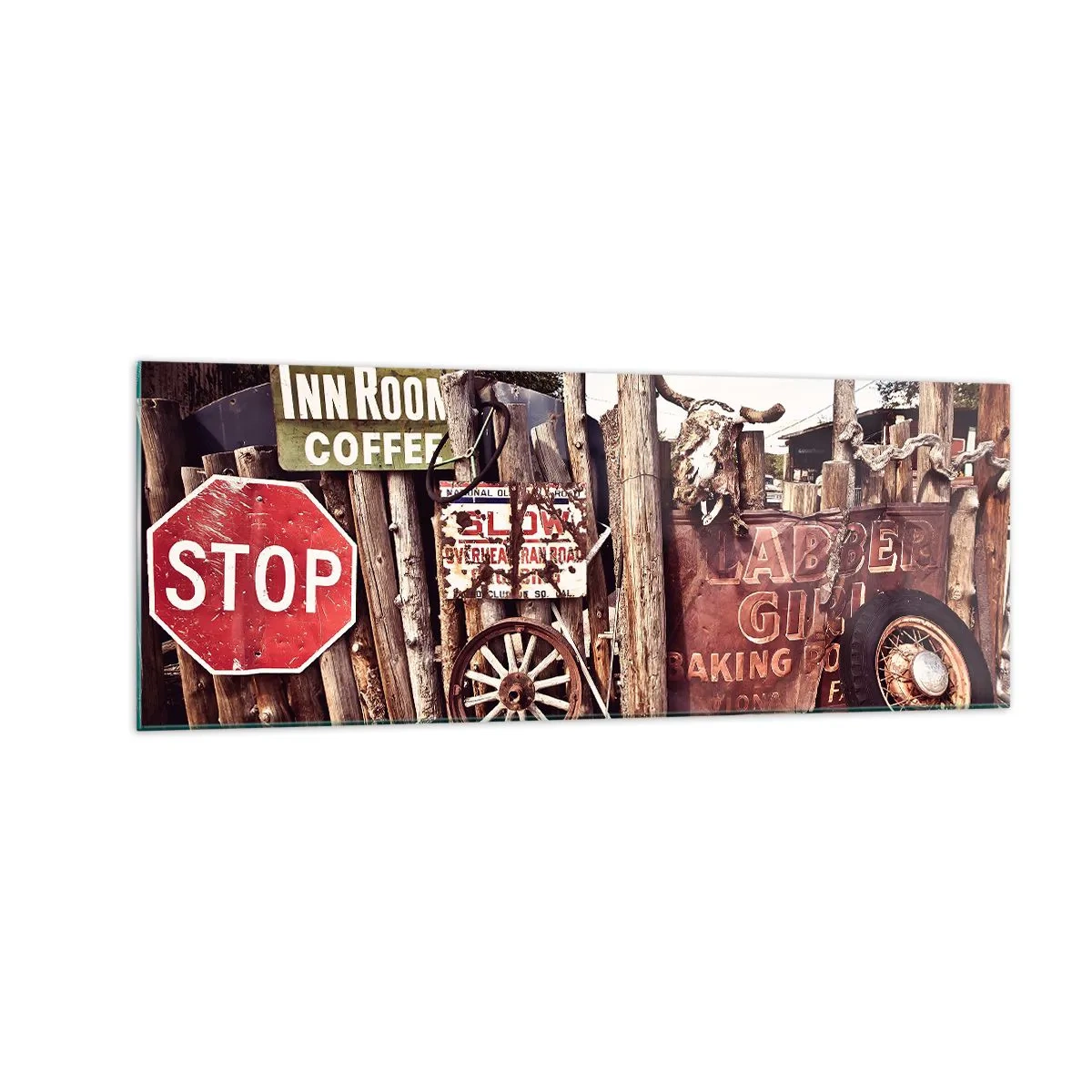 Obraz na szkle - Rustykalne dekoracje z tablicami i kołem na ogrodzeniu - 140x50cm - A czas się zatrzymał - Nowoczesna dekoracja ścienna do salonu i sypialni ARTTOR