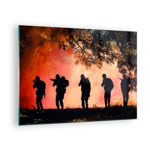 Obraz na szkle - Grupa żołnierzy w marszu na tle płonącego lasu - 70x50cm - …Wszyscy za jednego. - Nowoczesna dekoracja ścienna do salonu i sypialni ARTTOR