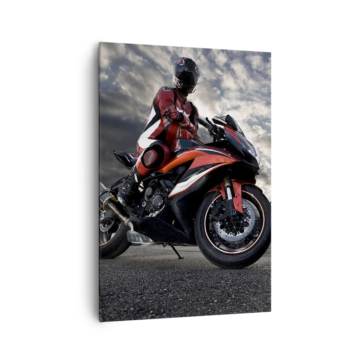 Obraz na płótnie - Motocyklista na sportowym motocyklu na tle pochmurnego nieba - 70x100cm - Mroczny jeździec - Nowoczesna dekoracja ścienna do salonu i sypialni ARTTOR