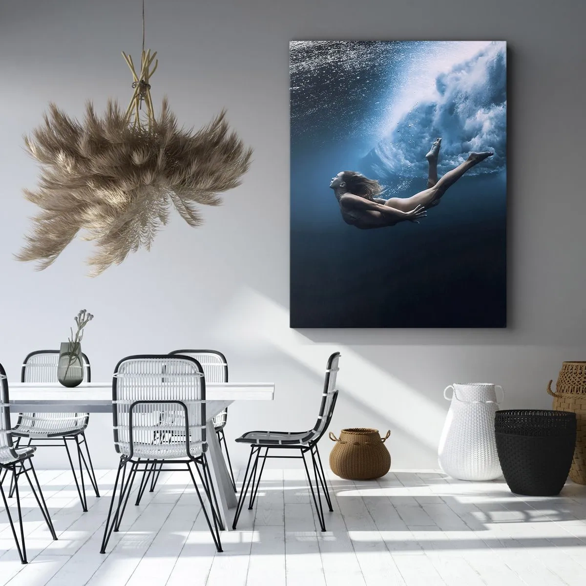 Obraz na płótnie - Kobieta nurkująca pod wodą w otoczeniu błękitnych fal - 50x70cm - Współczesna syrena - Nowoczesna dekoracja ścienna do salonu, kuchni i sypialni ARTTOR