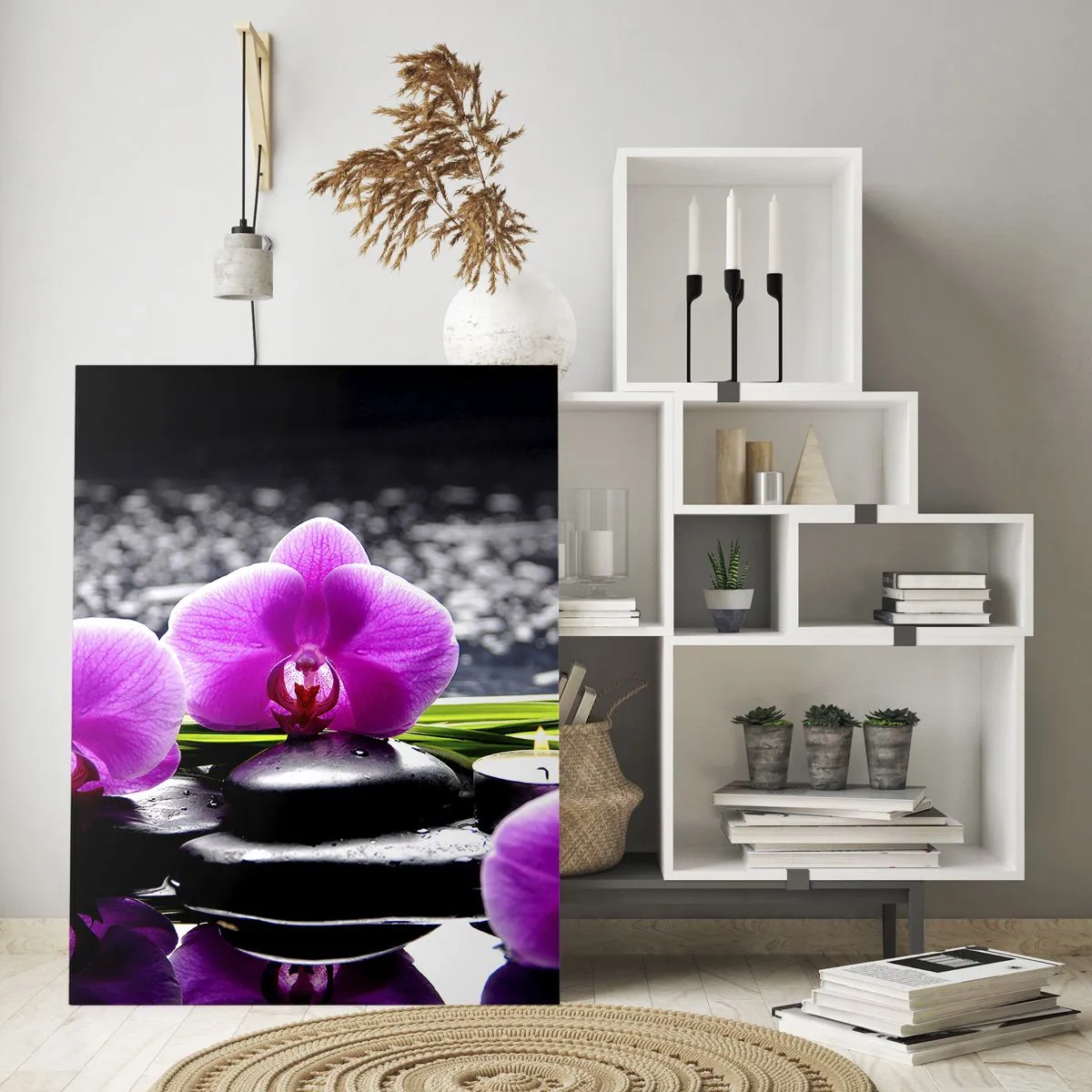 Obraz na szkle - Fioletowe orchidee z kamieniami i świeczkami na tle wody - 50x70cm - Utonąć w ciszy i spokoju - Nowoczesna dekoracja ścienna do salonu, kuchni i sypialni ARTTOR