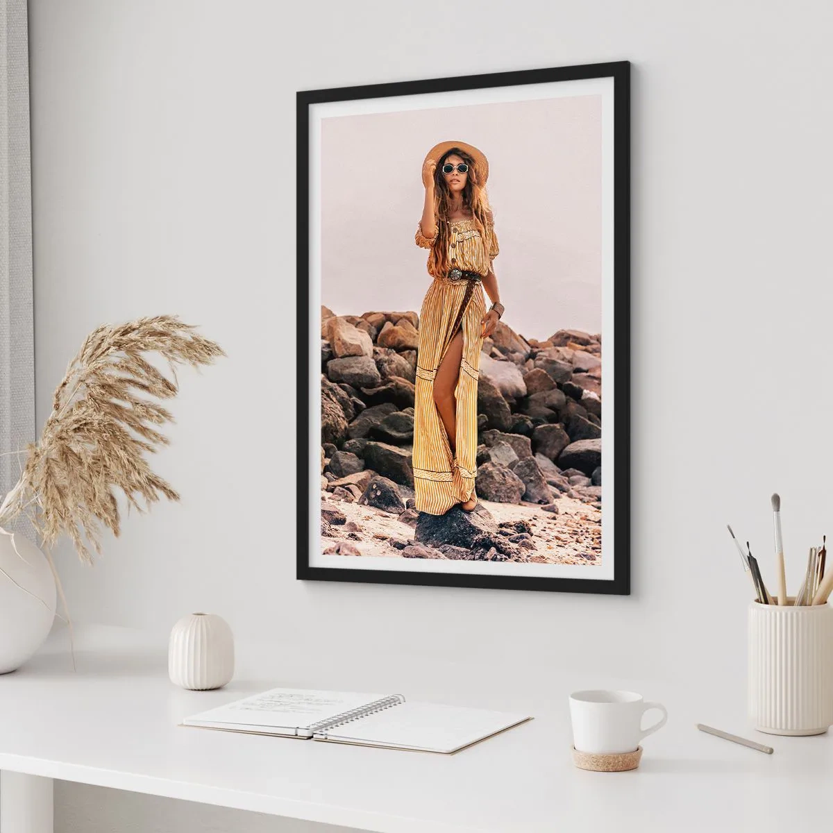 Plakat w czarnej ramie - Stylowa kobieta w boho sukience na tle skał - 50x70cm - Magia kamieni - Nowoczesna dekoracja ścienna do salonu i sypialni ARTTOR