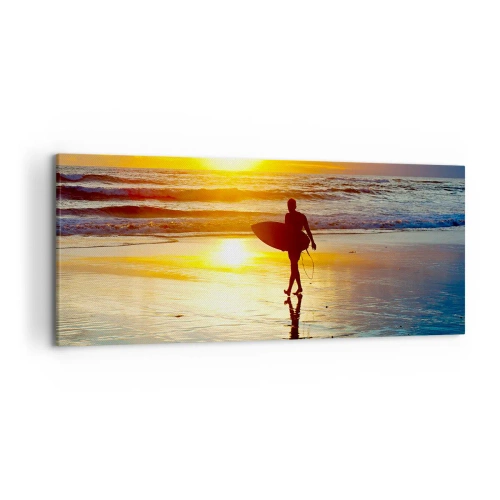 Obraz na płótnie - Surfer idący po plaży o zachodzie słońca z deską w ręku - 120x50cm - Powrót wojownika - Nowoczesna dekoracja ścienna do salonu i sypialni ARTTOR