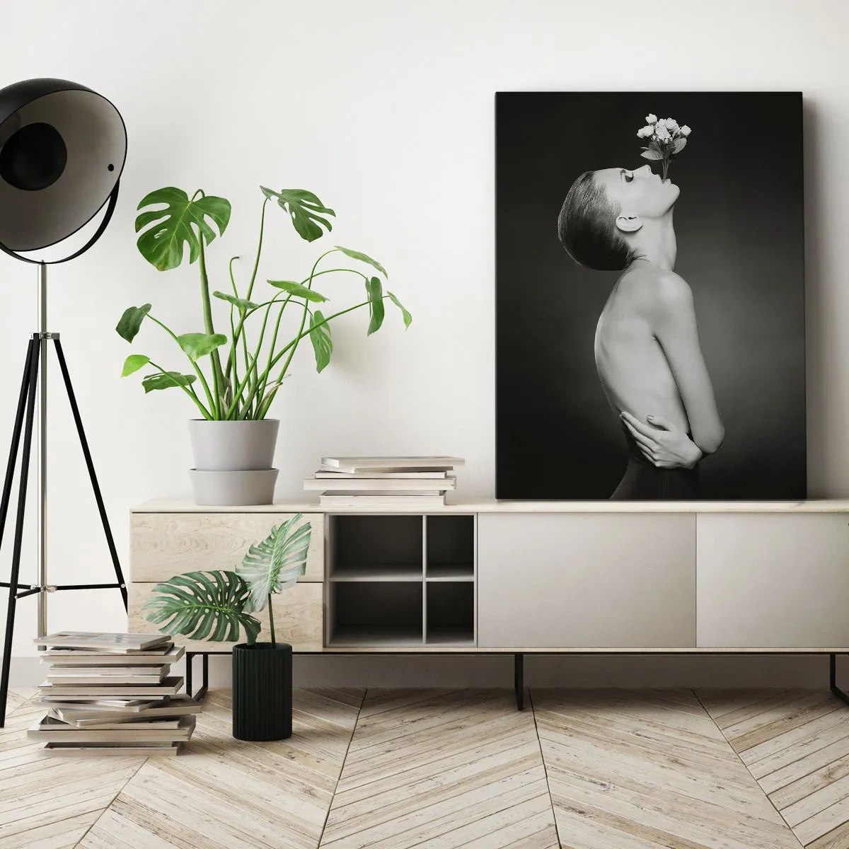 Obraz na płótnie - Czarno-biały portret kobiety z kwiatem unoszonym przez usta - 50x70cm - Ekscentryczna elegancja - Nowoczesna dekoracja ścienna do salonu, kuchni i sypialni ARTTOR