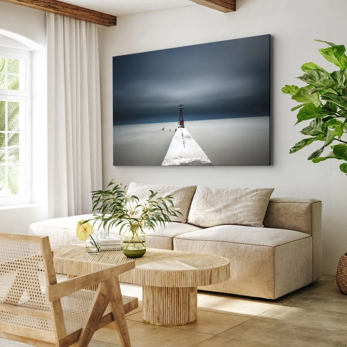 Obraz na płótnie - Latarnia morska na końcu betonowego molo w surowym pejzażu - 70x50cm - Na spotkanie bezkresu - Nowoczesna dekoracja ścienna do salonu i sypialni ARTTOR
