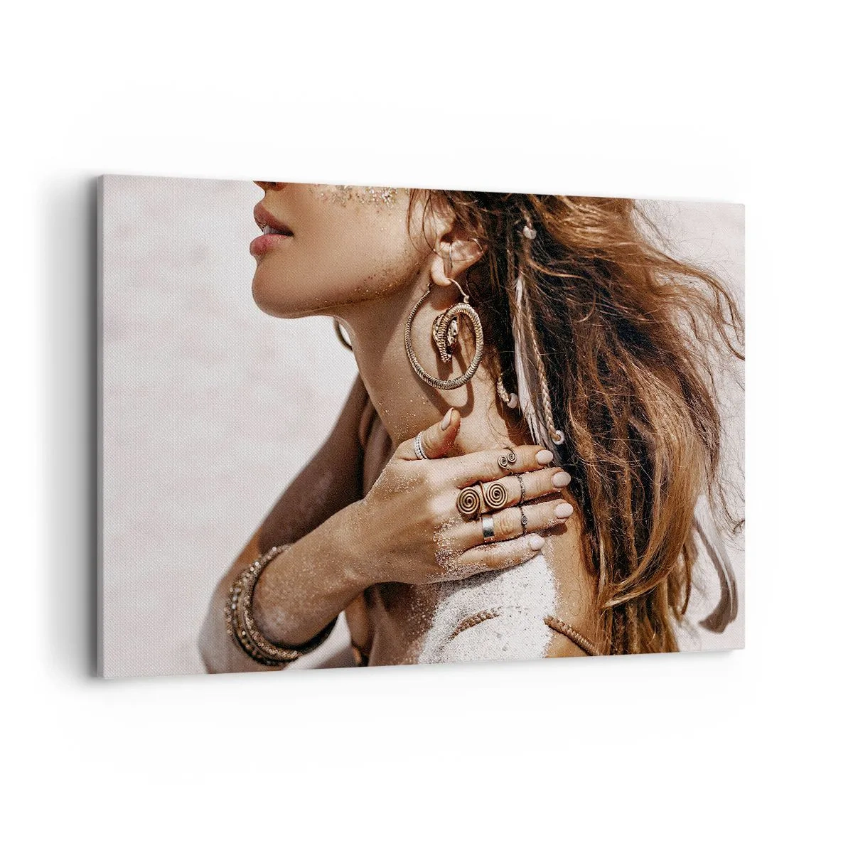 Obraz na płótnie - Stylowa kobieta z biżuterią na tle jasnego piasku - 120x80cm - Królowa dzikiej plaży - Nowoczesna dekoracja ścienna do salonu, kuchni i sypialni ARTTOR