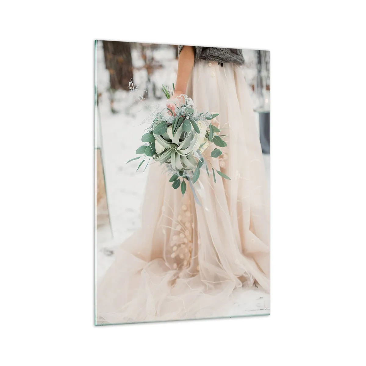 Obraz na szkle - Panna młoda w beżowej sukni trzymająca bukiet z eukaliptusem na tle śniegu - 70x100cm - I żyli długo i szczęśliwie - Nowoczesna dekoracja ścienna do salonu i sypialni ARTTOR