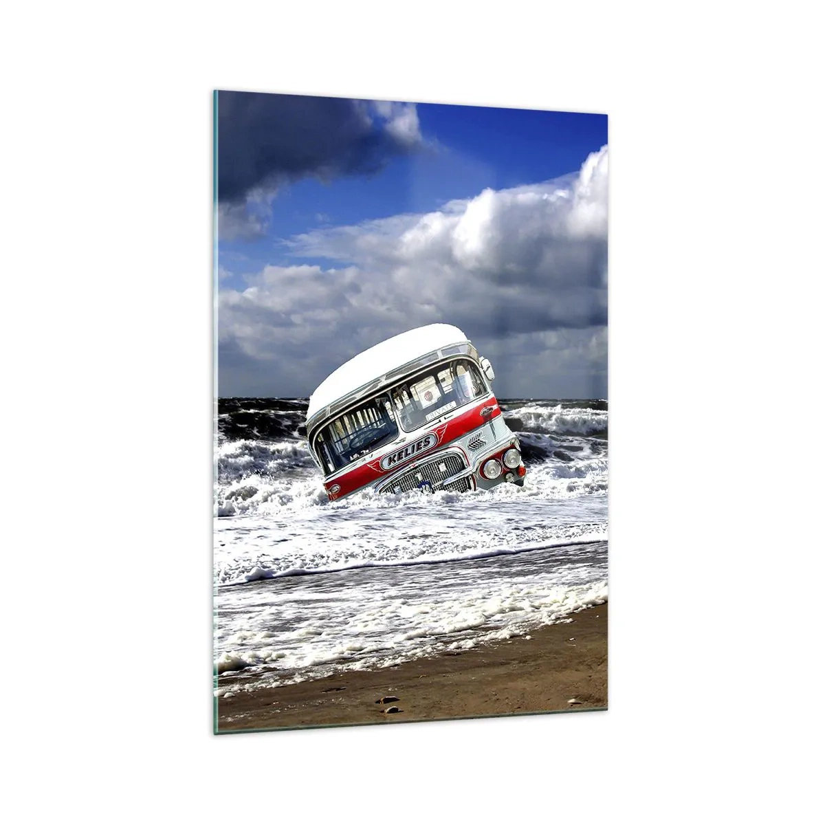 Obraz na szkle - Zatopiony autobus na plaży wśród fal i wzburzonego morza - 70x100cm - I co się dziwisz? - Nowoczesna dekoracja ścienna do salonu i sypialni ARTTOR