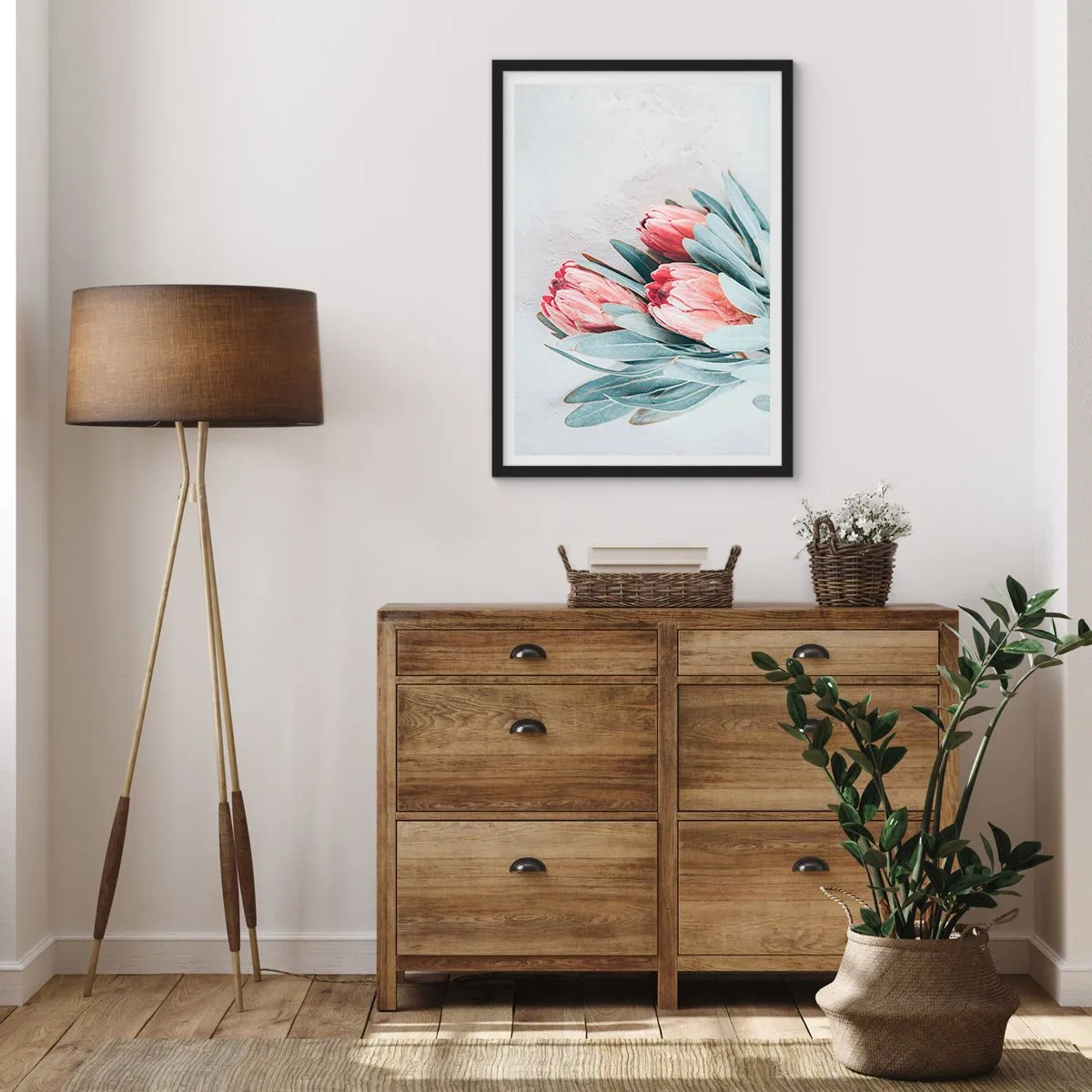 Plakat w czarnej ramie - Subtelna kompozycja kwiatów protea na jasnym tle - 50x70cm - Zawstydzone własną urodą - Nowoczesna dekoracja ścienna do salonu i sypialni ARTTOR