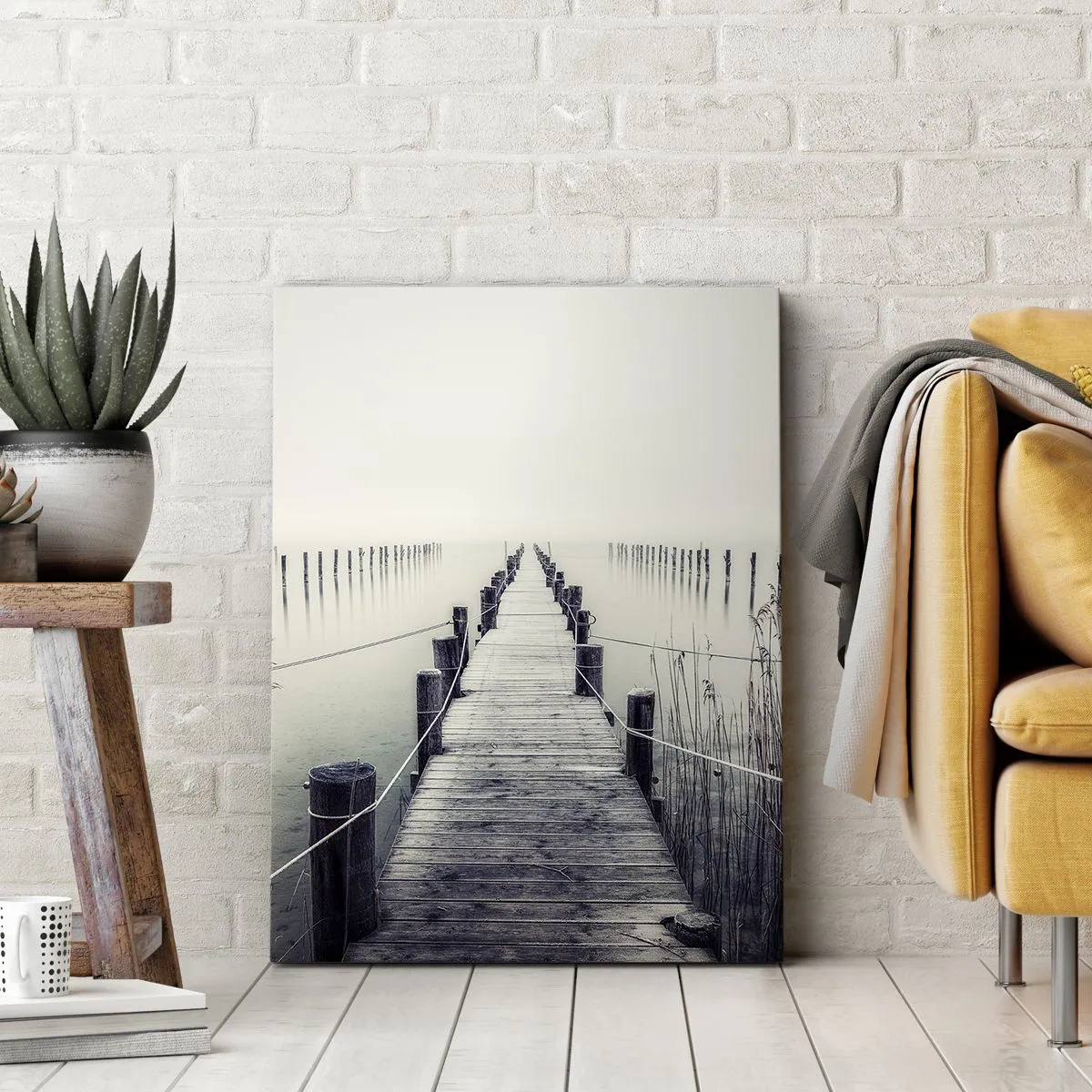 Obraz na płótnie - Drewniany pomost prowadzący w mglistą przestrzeń - 70x100cm - Zanurz się w spokoju - Nowoczesna dekoracja ścienna do salonu i sypialni ARTTOR