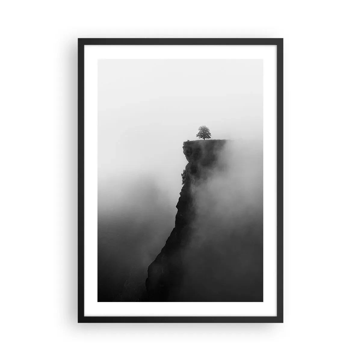 Plakat w czarnej ramie - Samotne drzewo na krawędzi urwiska otoczone mgłą - 50x70cm - Na skraju świata - Nowoczesna dekoracja ścienna do salonu i sypialni ARTTOR