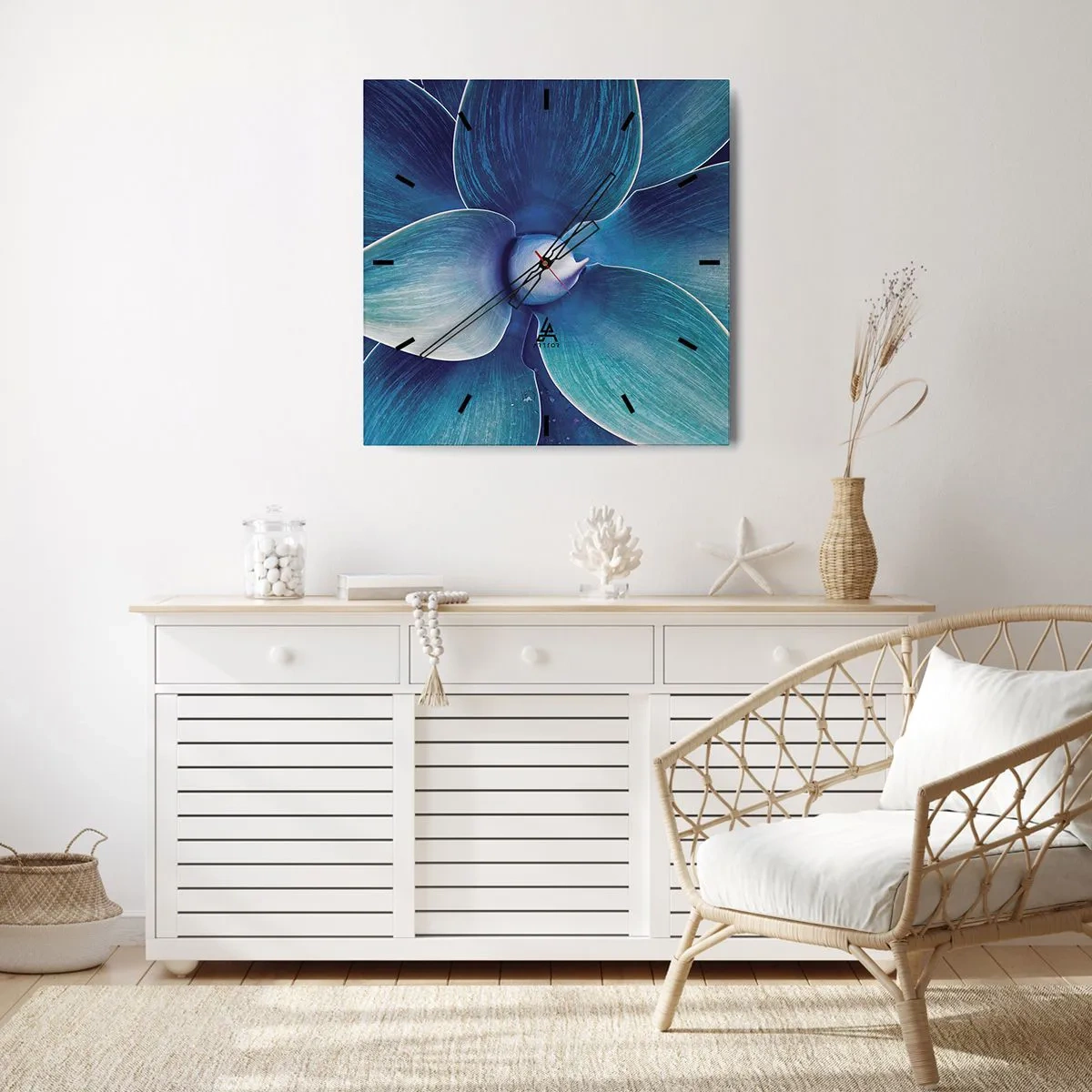 Zegar ścienny - Zbliżenie na abstrakcyjny kwiat w odcieniach błękitu - 30x30cm - Zbłękitniały od nieba - Nowoczesna dekoracja ścienna do salonu i sypialni ARTTOR