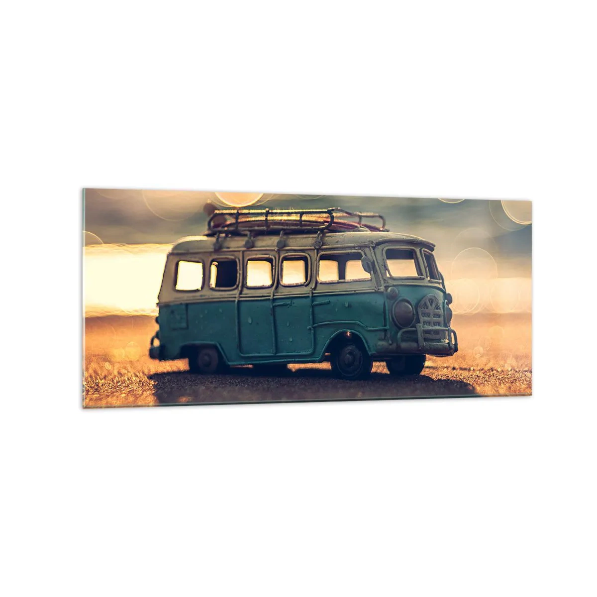 Obraz na szkle - Retro autobus na tle rozmytego światła - 120x50cm - Koniec bożków: pieniądza i pracy - Nowoczesna dekoracja ścienna do salonu i sypialni ARTTOR