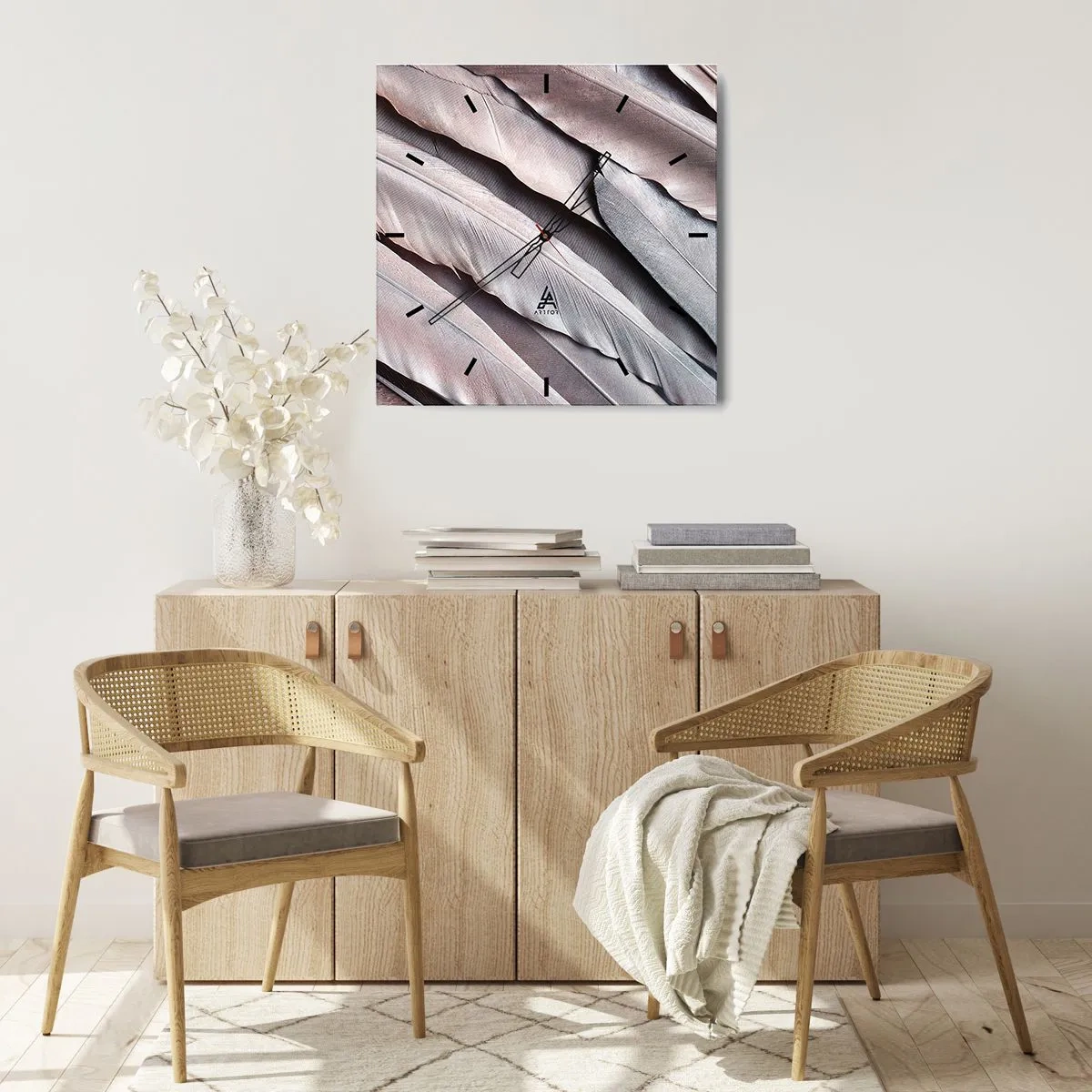 Zegar ścienny - Delikatne pióra w subtelnych odcieniach szarości i beżu - 30x30cm - W różowej srebrzystości - Nowoczesna dekoracja ścienna do salonu i sypialni ARTTOR