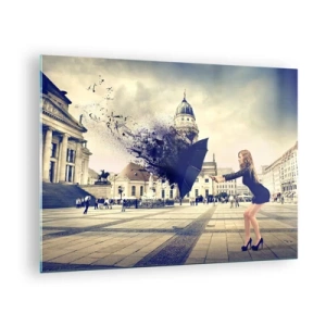 Obraz na szkle - Kobieta z parasolem na tle miejskiego placu w artystycznej kompozycji - 70x50cm - Jest taki wiatr… - Nowoczesna dekoracja ścienna do salonu i sypialni ARTTOR