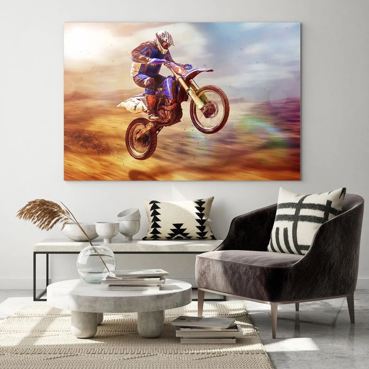 Obraz na szkle - Motocyklista w locie nad piaszczystym terenem - 70x50cm - Motocyklowy zawrót głowy - Nowoczesna dekoracja ścienna do salonu i sypialni ARTTOR
