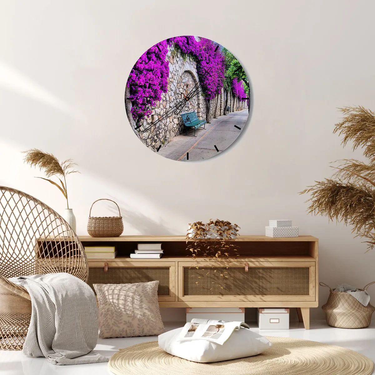 Zegar ścienny - Ulica z kamiennym murem i fioletowymi kwiatami - 30x30cm - Spotkajmy się jak najprędzej - Nowoczesna dekoracja ścienna do salonu, kuchni i sypialni ARTTOR