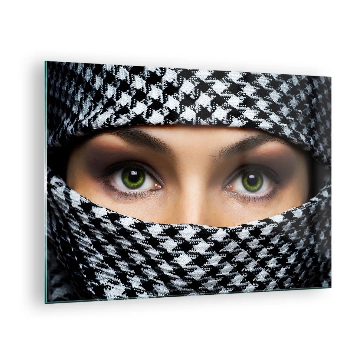 Obraz na szkle - Zielone oczy otoczone czarno-białym wzorem - 70x50cm - Portret zakwefionej zielonookiej piękności - Nowoczesna dekoracja ścienna do salonu i sypialni ARTTOR