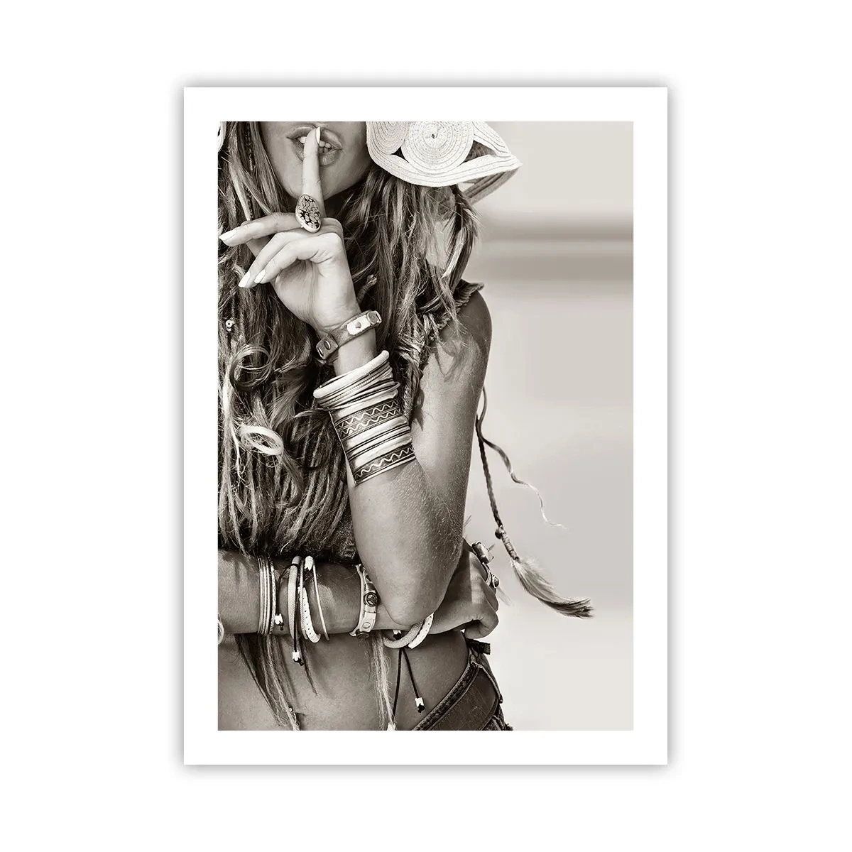 Plakat - Stylowa kobieta w biżuterii z gestem ciszy - 50x70cm - Jak to dziewczyna - Nowoczesna dekoracja ścienna do salonu, kuchni i sypialni ARTTOR