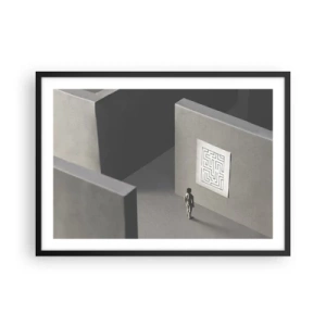 Plakat w czarnej ramie - Postać w labiryncie patrząca na wiszącą mapę - 70x50cm - Ale gdzie jestem? - Nowoczesna dekoracja ścienna do salonu i sypialni ARTTOR