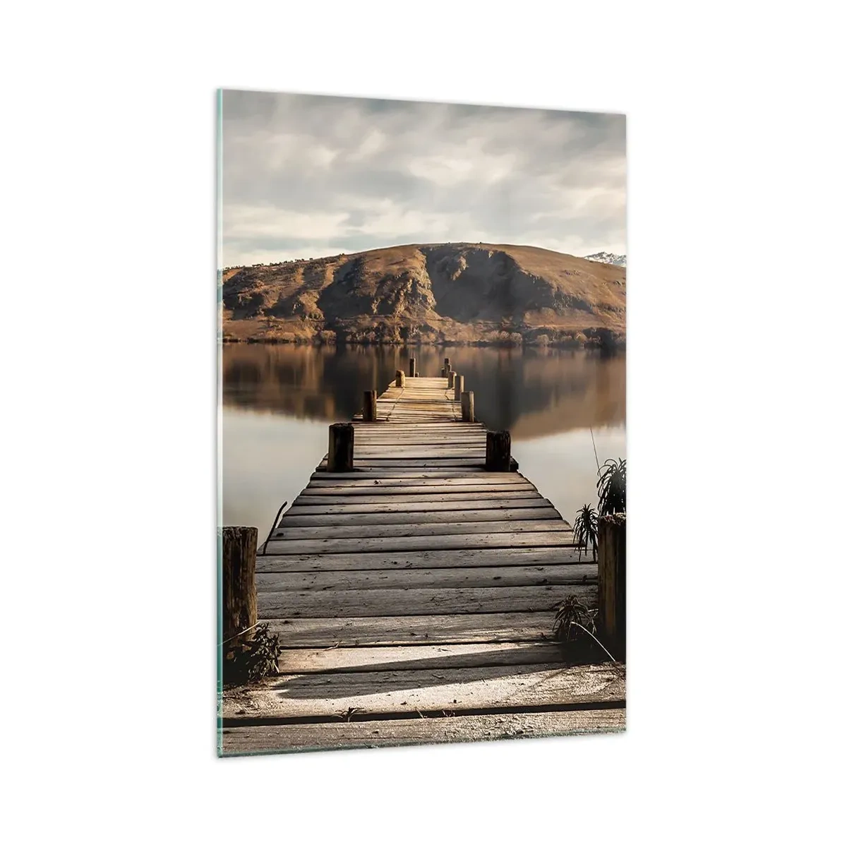 Obraz na szkle - Drewniany pomost nad jeziorem otoczony malowniczymi wzgórzami - 80x120cm - Pejzaż w ciszy - Nowoczesna dekoracja ścienna do salonu i sypialni ARTTOR