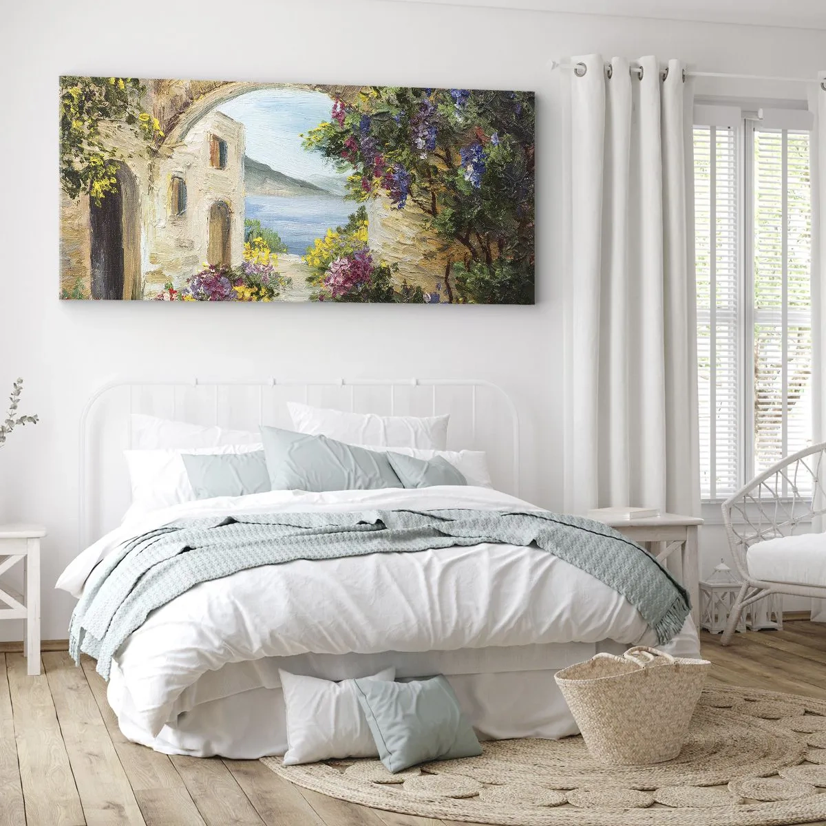 Obraz na płótnie - Nadmorski krajobraz z kamiennymi budynkami i kwiatami - 160x50cm - Urok nadmorskiej prowincji - Nowoczesna dekoracja ścienna do salonu i sypialni ARTTOR