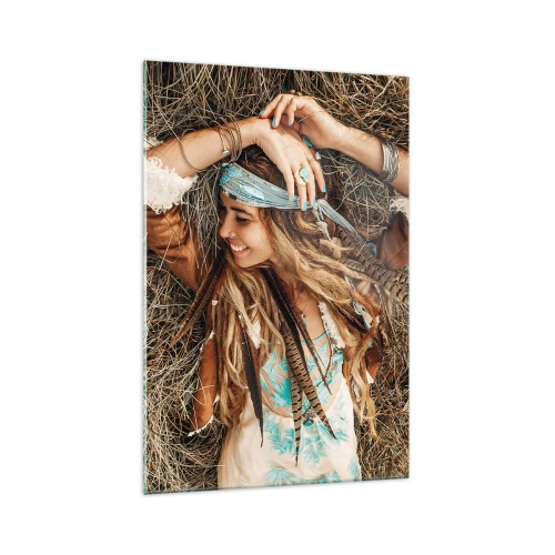 Obraz na szkle - Kobieta w stylu boho leżąca na sianie - 70x100cm - W drodze do lata miłości - Nowoczesna dekoracja ścienna do salonu i sypialni ARTTOR