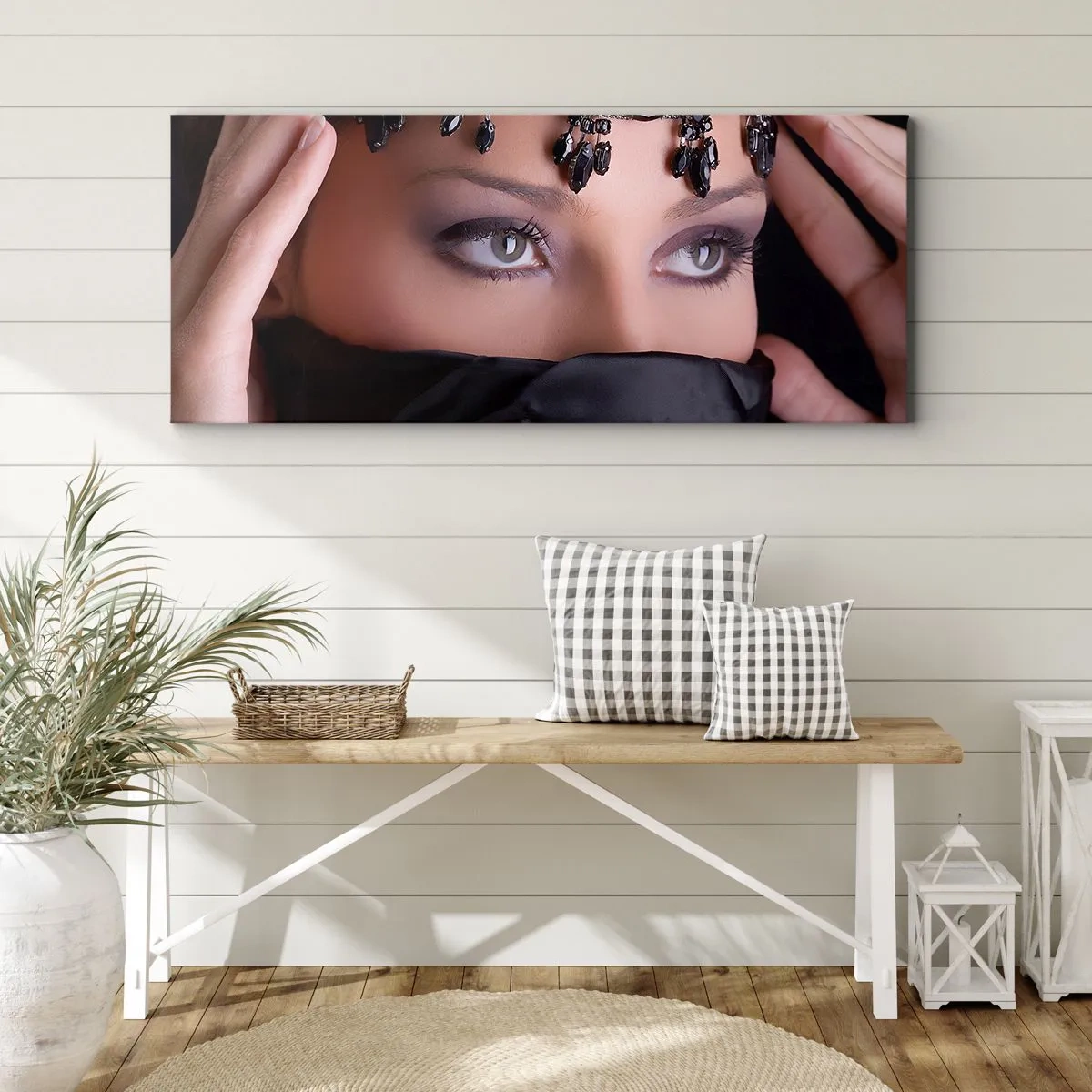 Obraz na płótnie - Portret kobiety z ozdobną biżuterią na tle czerni - 160x50cm - Orientalna kusząca tajemnica - Nowoczesna dekoracja ścienna do salonu i sypialni ARTTOR