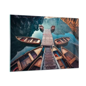 Obraz na szkle - Widok na drewniane łodzie zacumowane przy pomoście w górach - 100x70cm - Czekam na przystani - Nowoczesna dekoracja ścienna do salonu, kuchni i sypialni ARTTOR