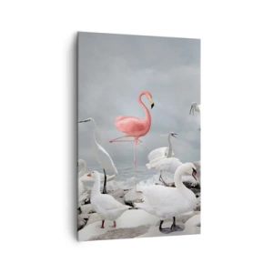 Obraz na płótnie - Różowy flaming wśród białych łabędzi na tle jeziora - 80x120cm - Skąd się tu wziąłem? - Nowoczesna dekoracja ścienna do salonu i sypialni ARTTOR