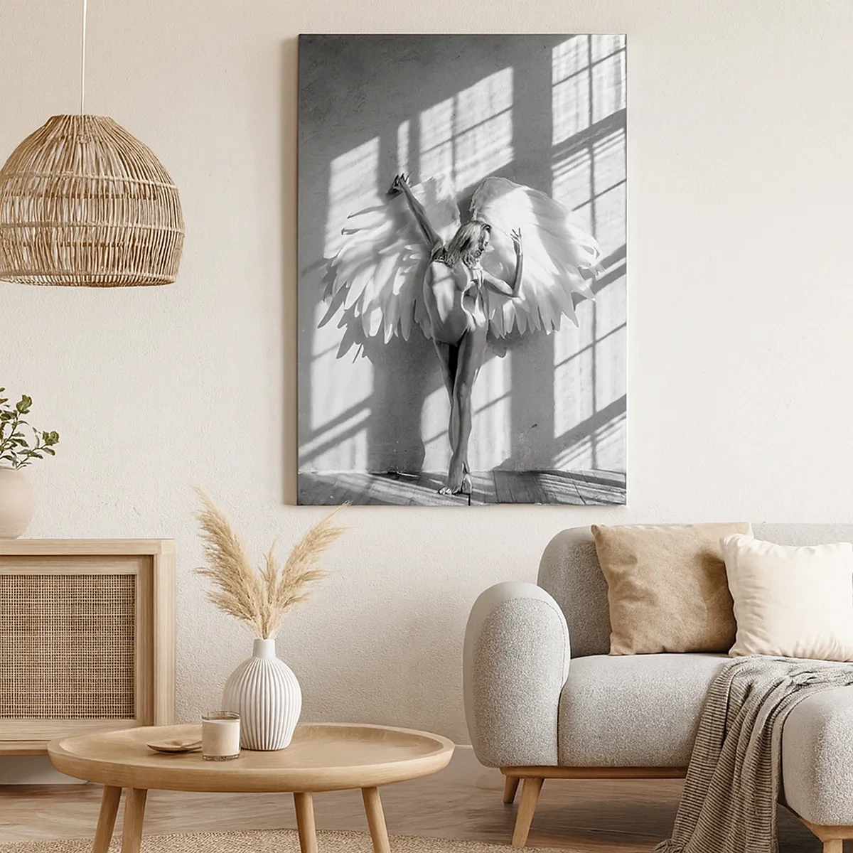 Obraz na płótnie - Kobieta w skrzydłach anioła na tle cienia okna - 50x70cm - Wprost z nieba - Nowoczesna dekoracja ścienna do salonu, kuchni i sypialni ARTTOR