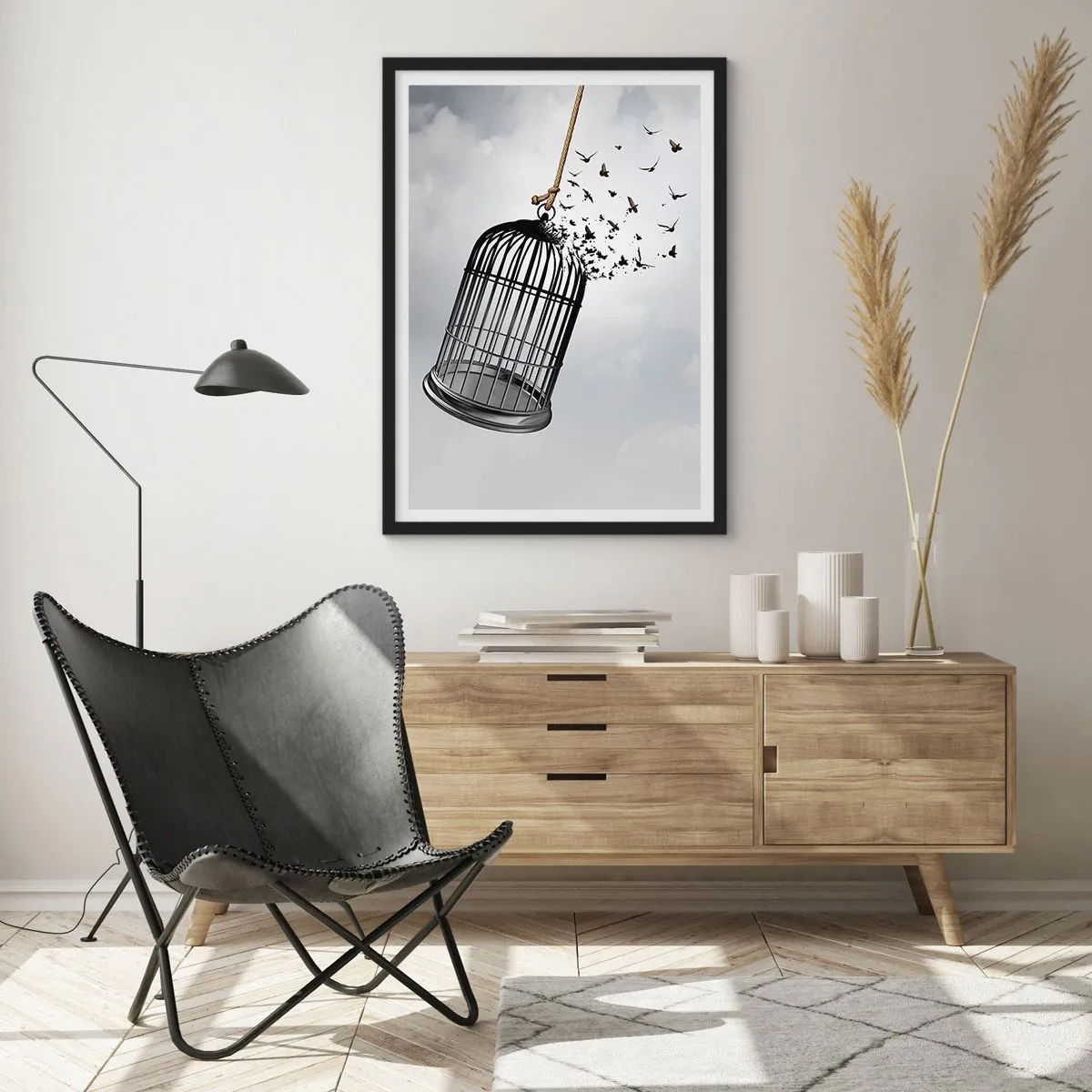 Plakat w czarnej ramie - Ptaki wylatujące z otwartej klatki na tle chmur - 50x70cm - Wiara...Nadzieja...Wolność! - Nowoczesna dekoracja ścienna do salonu i sypialni ARTTOR